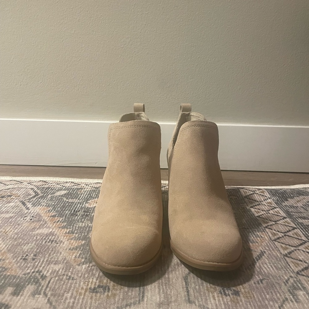 Tom’s wedge booties